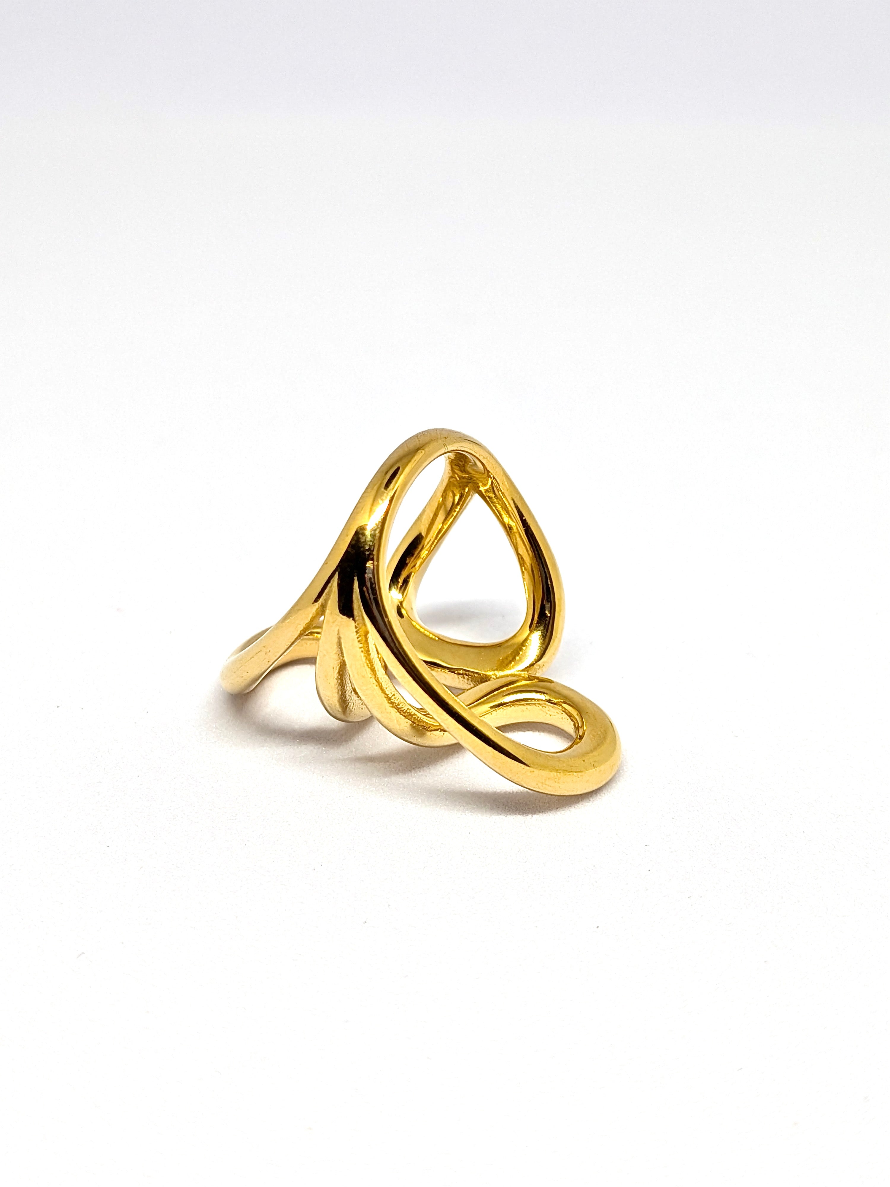 Statement ribs ring