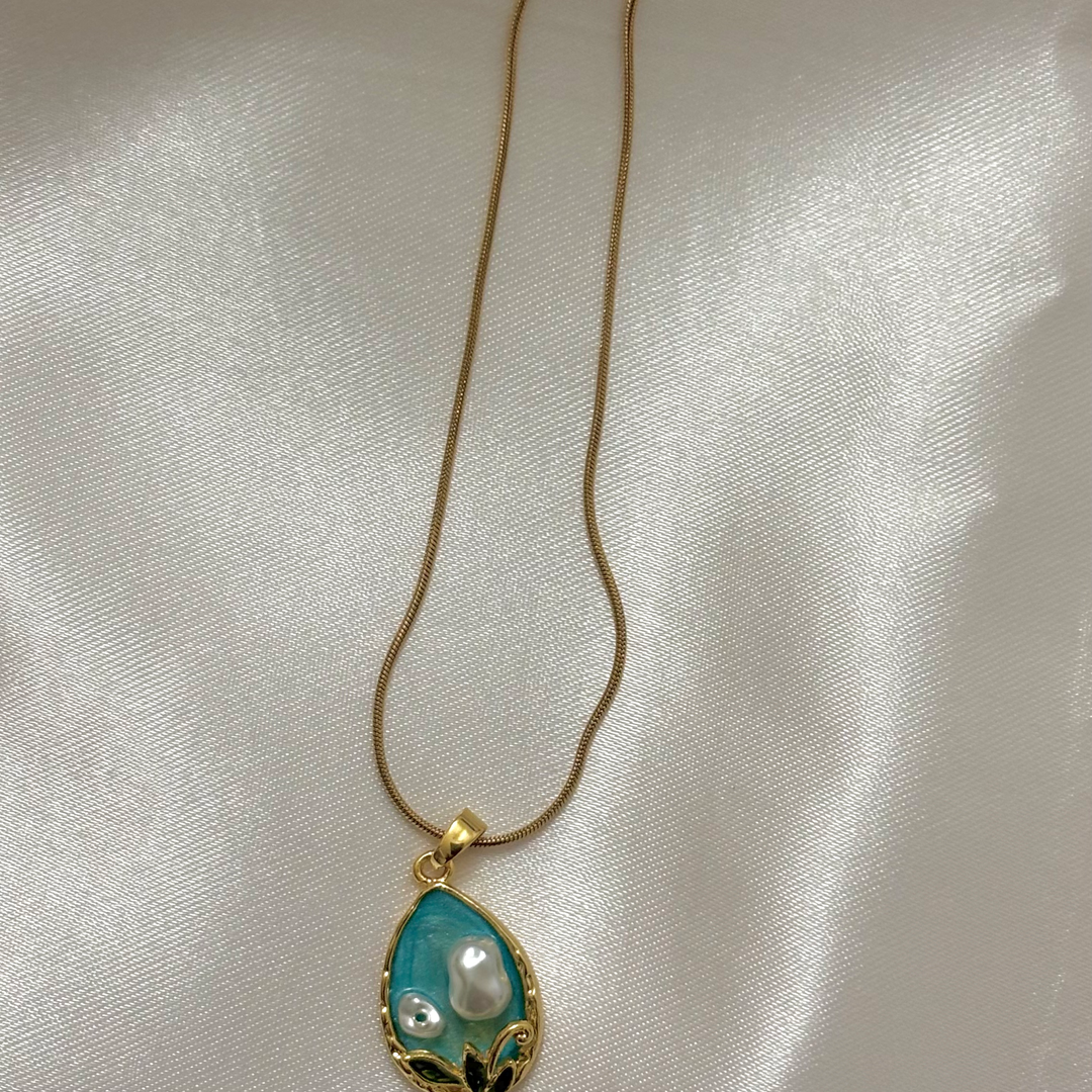 Blooming beauty pendant