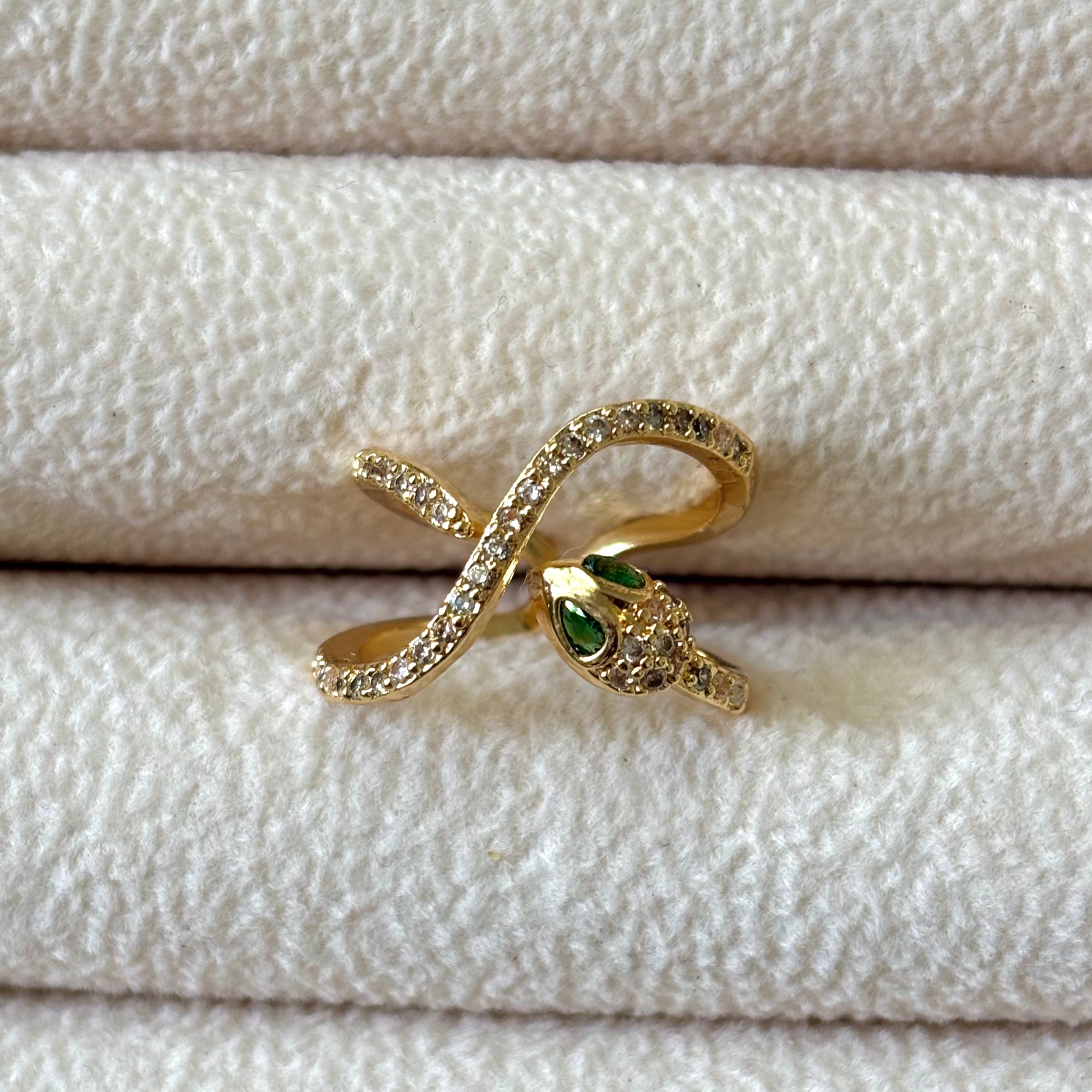 Green eyes snake ring