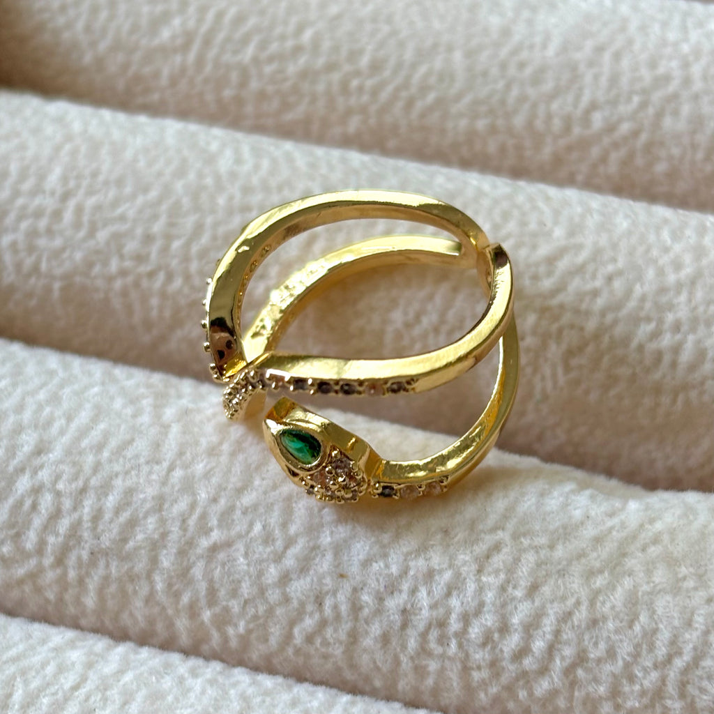 Green eyes snake ring