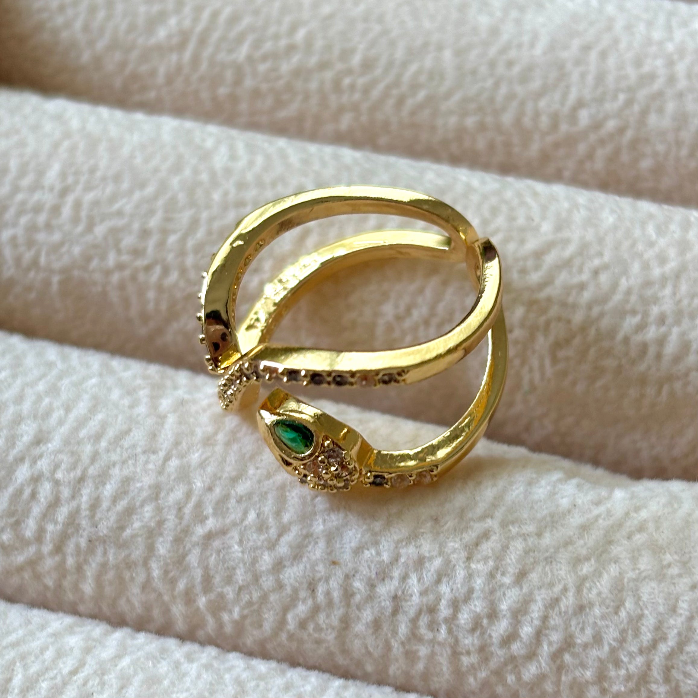 Green eyes snake ring