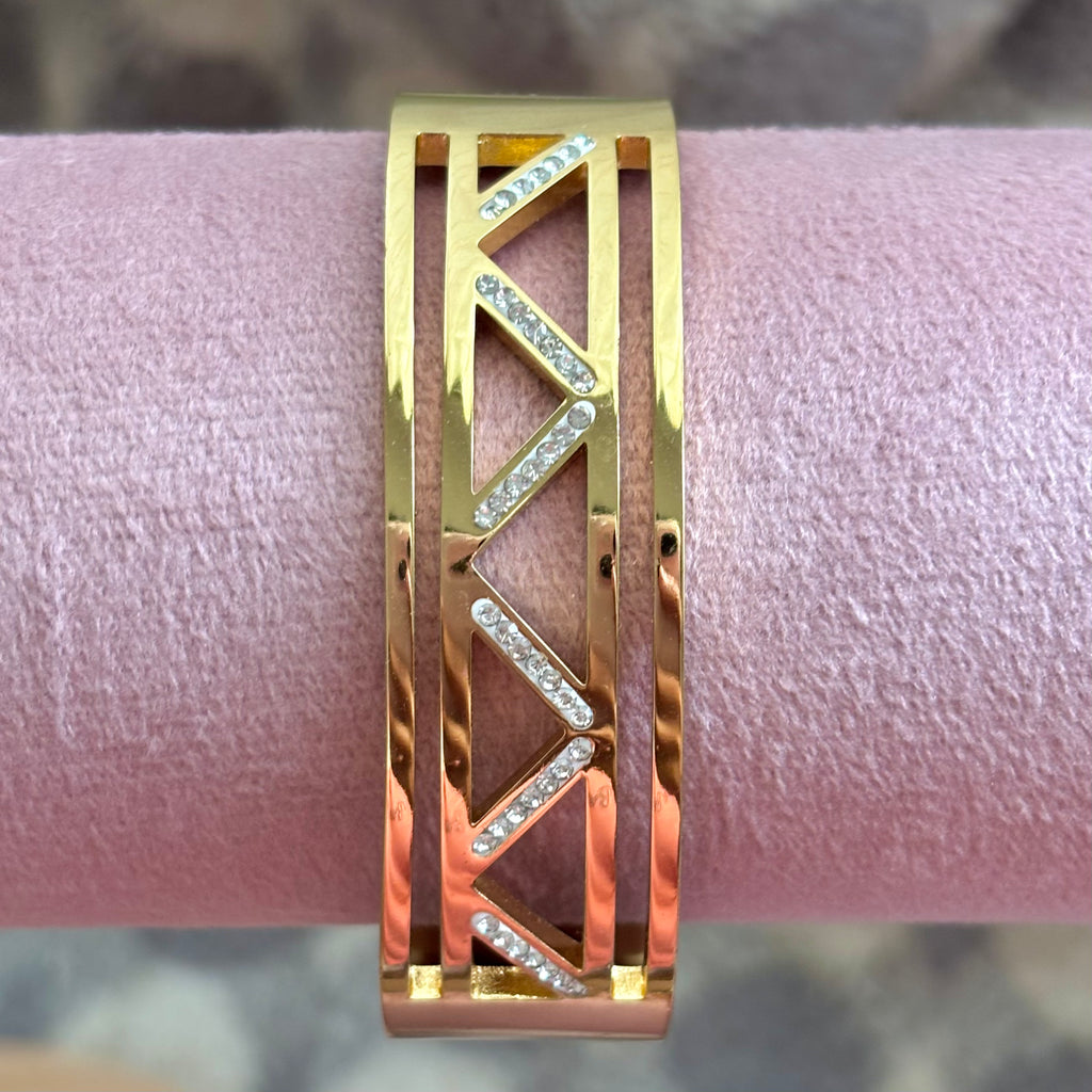 Studded geometric statement kada