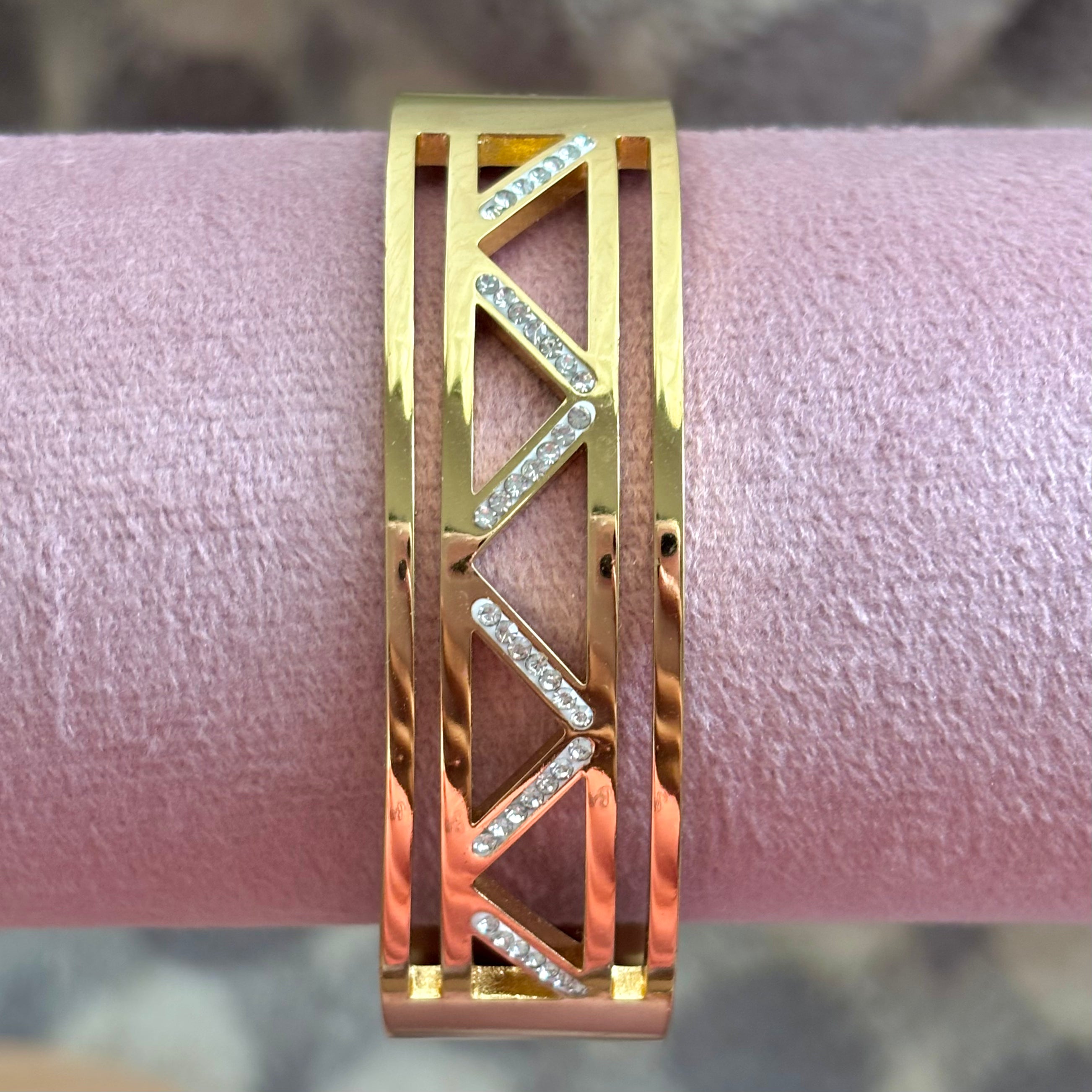 Studded geometric statement kada