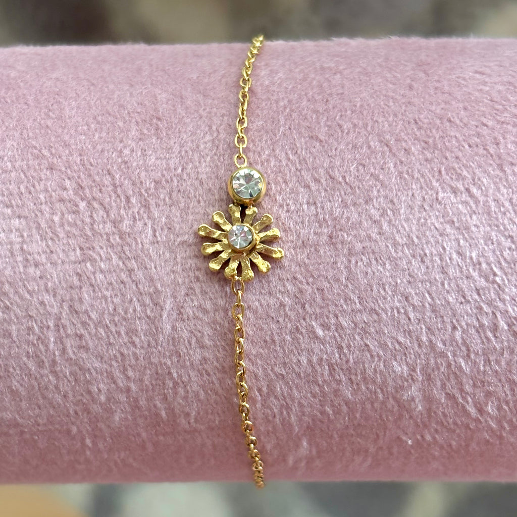 Dainty daisy chain bracelet