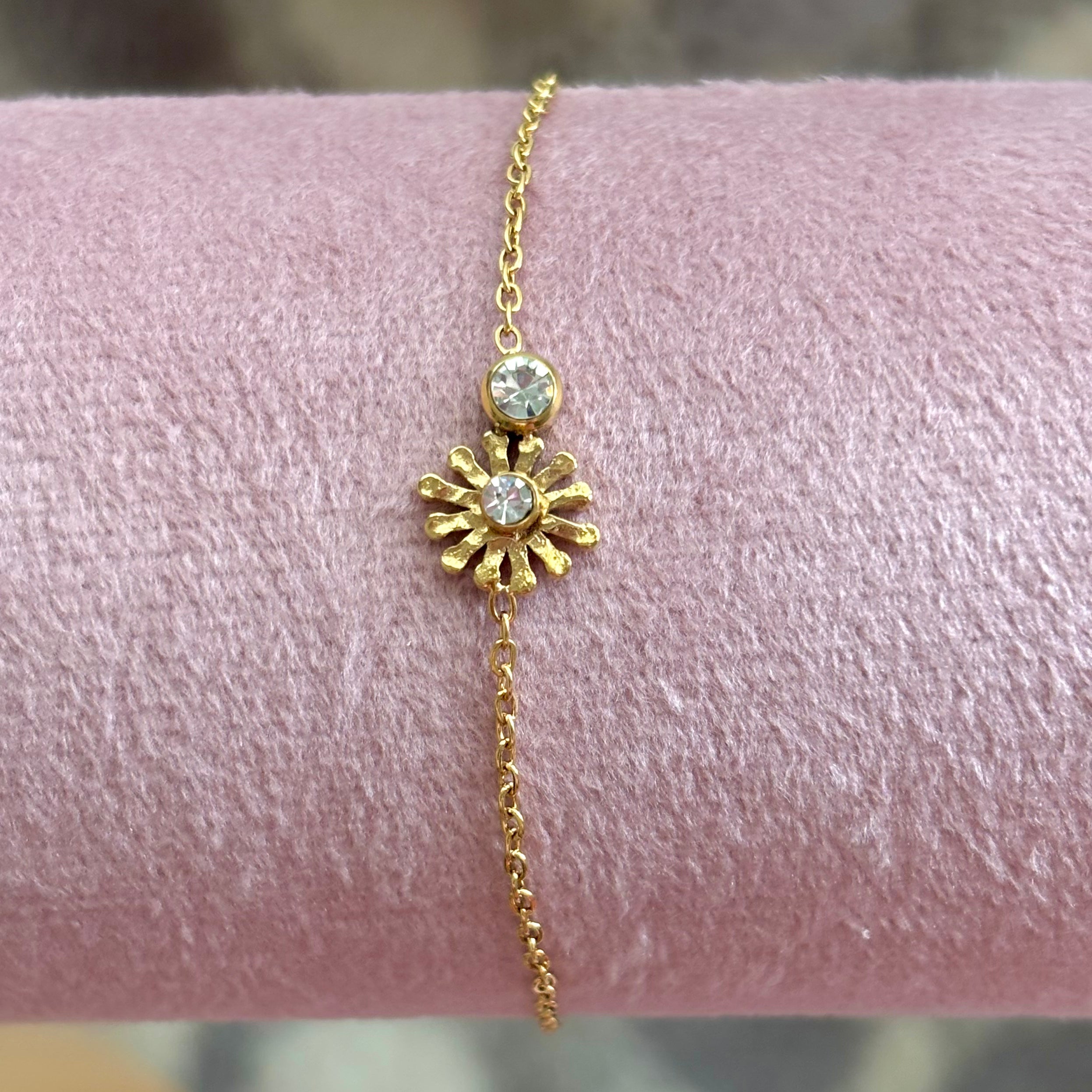 Dainty daisy chain bracelet