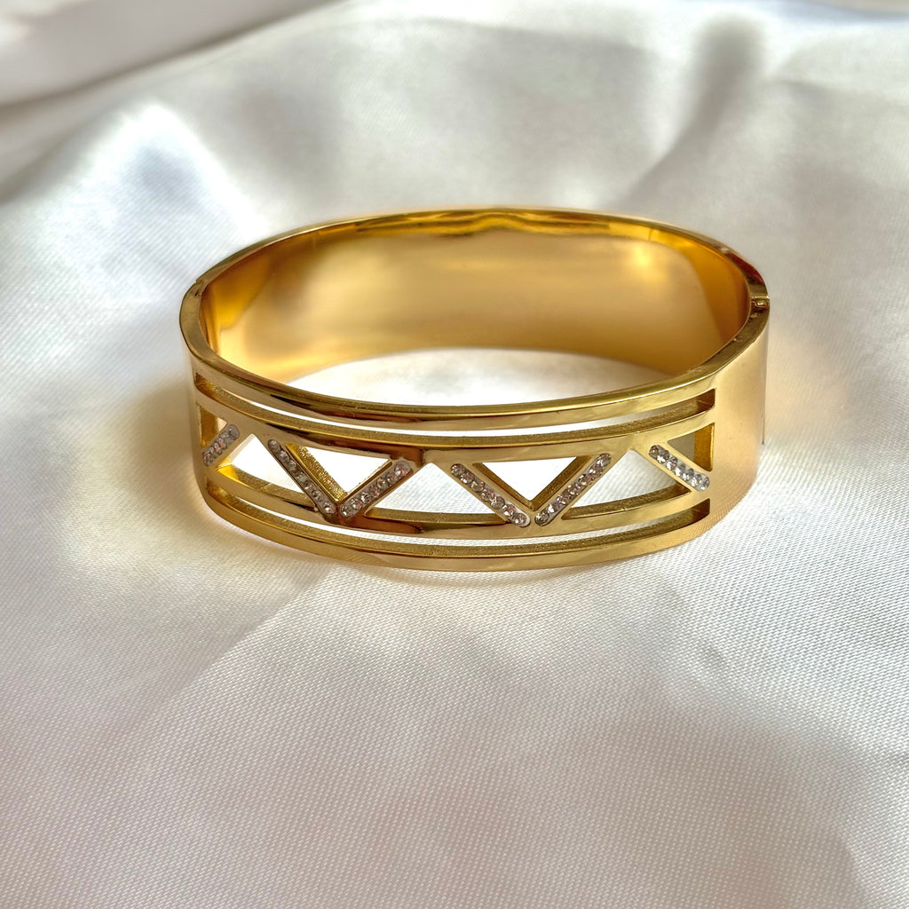 Studded geometric statement kada