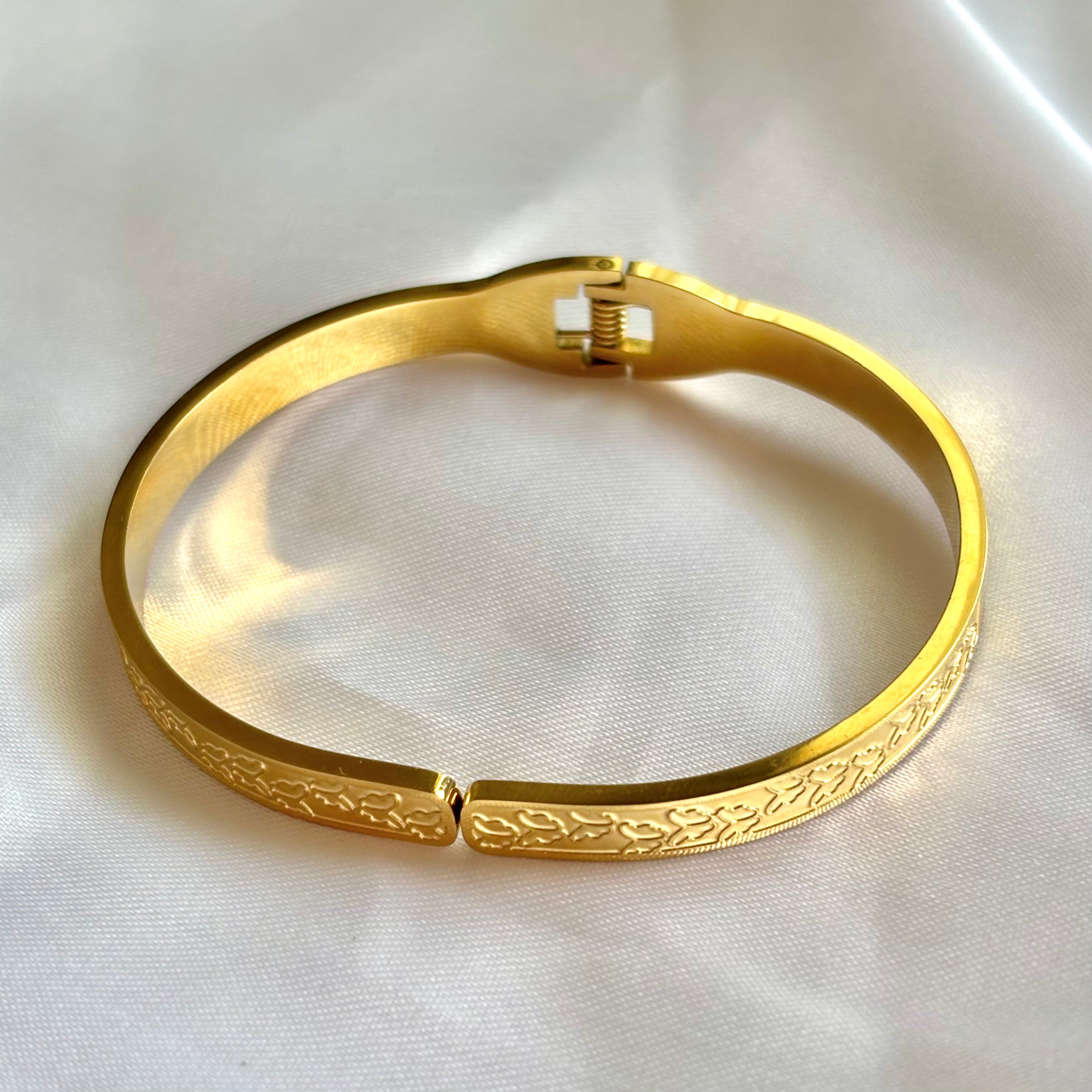 Butterfly engraved kada