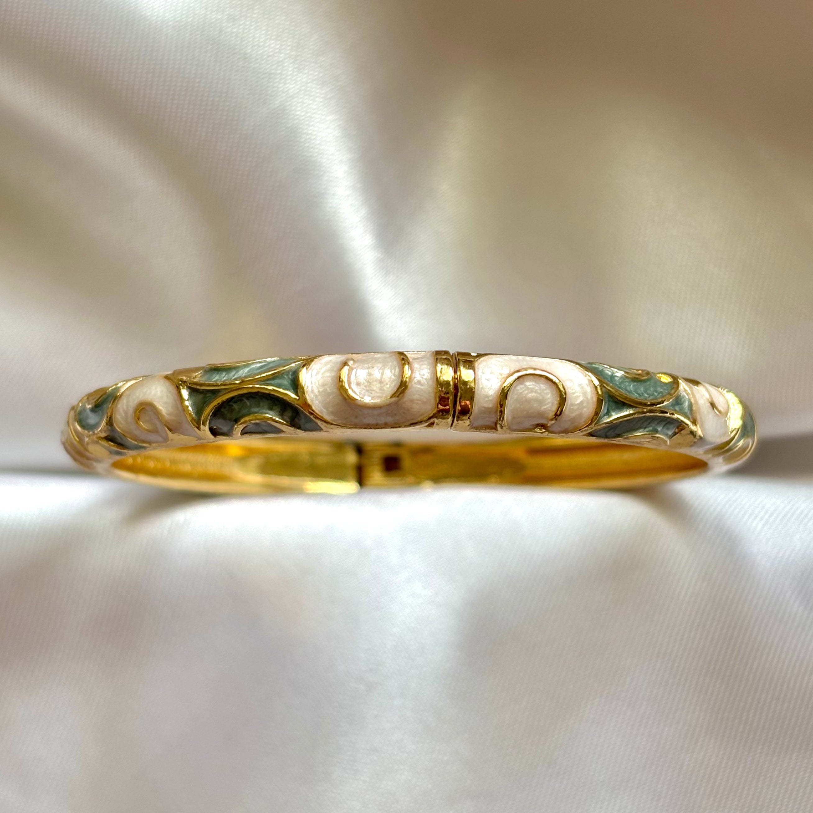 Green abstract creeper enamel kada