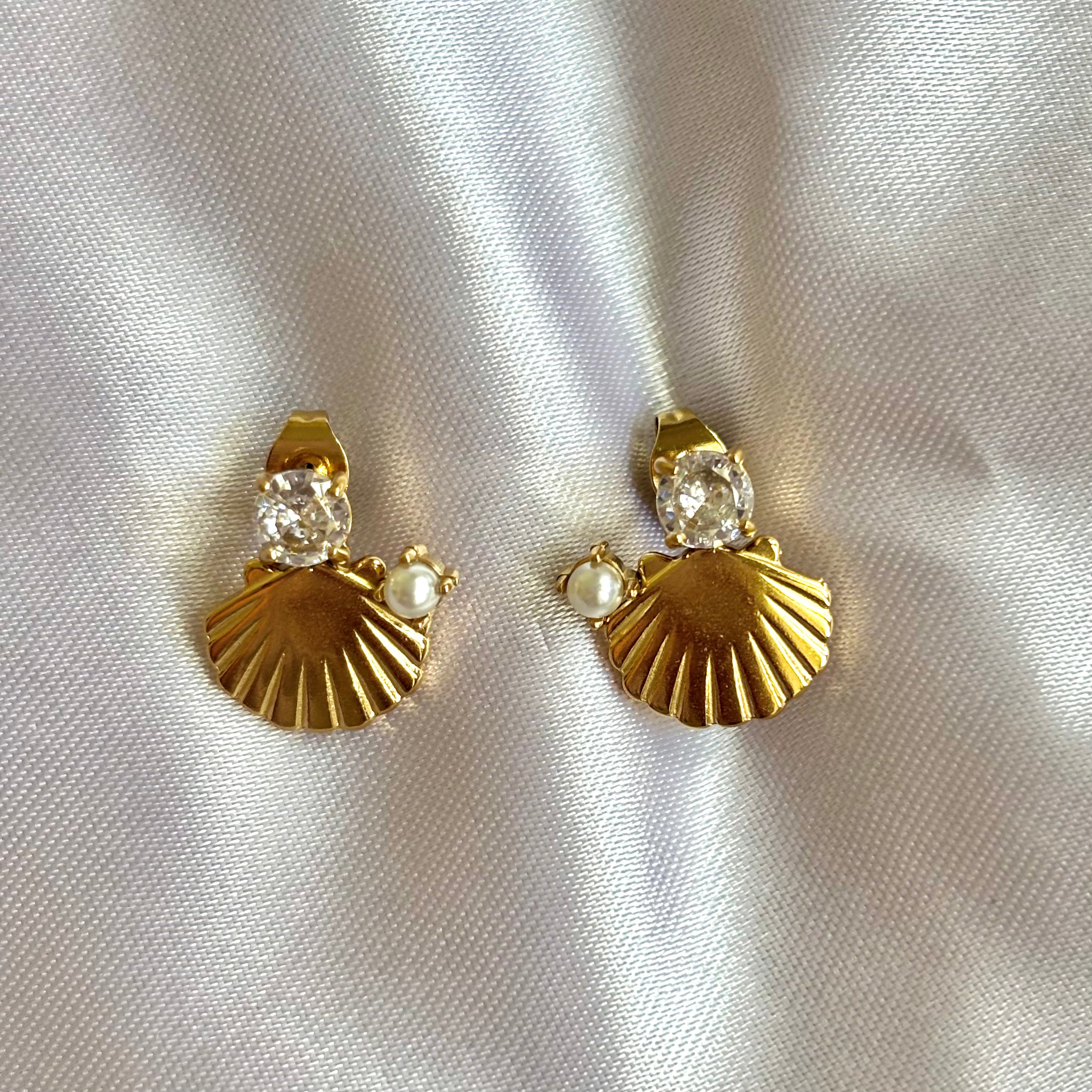 Rhinestones shell stud earrings