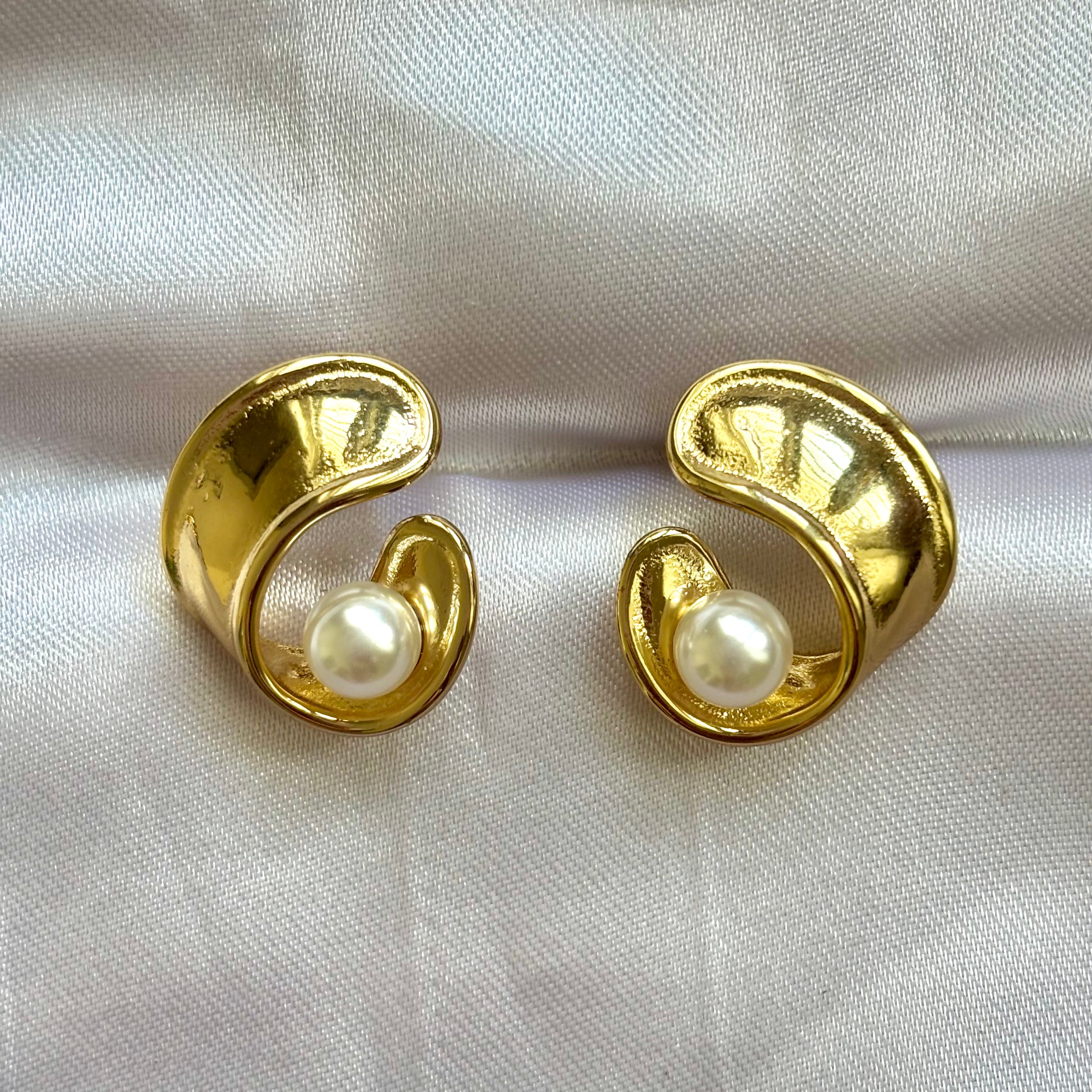 Cuffed pearls earrings