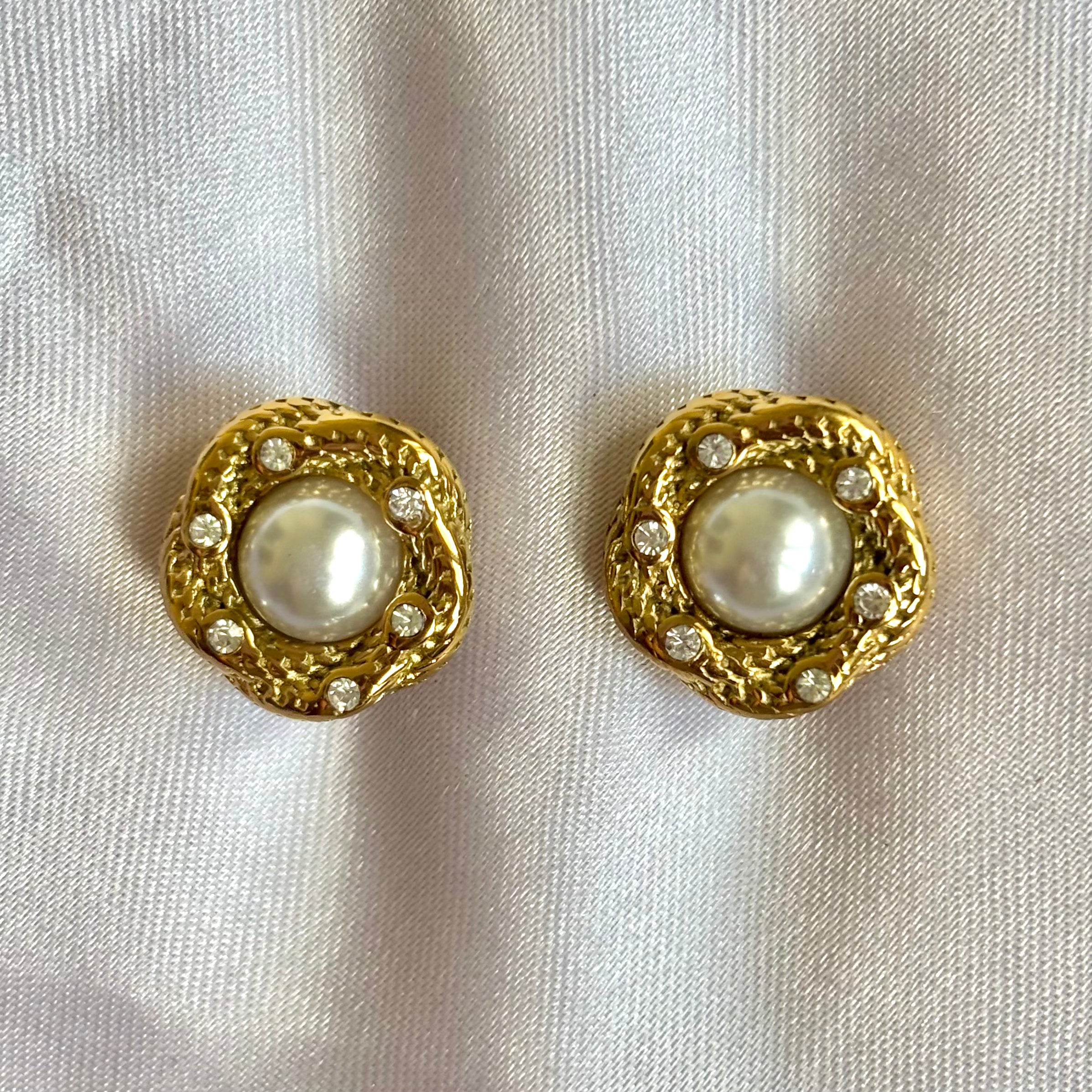 Pearly round stud earrings
