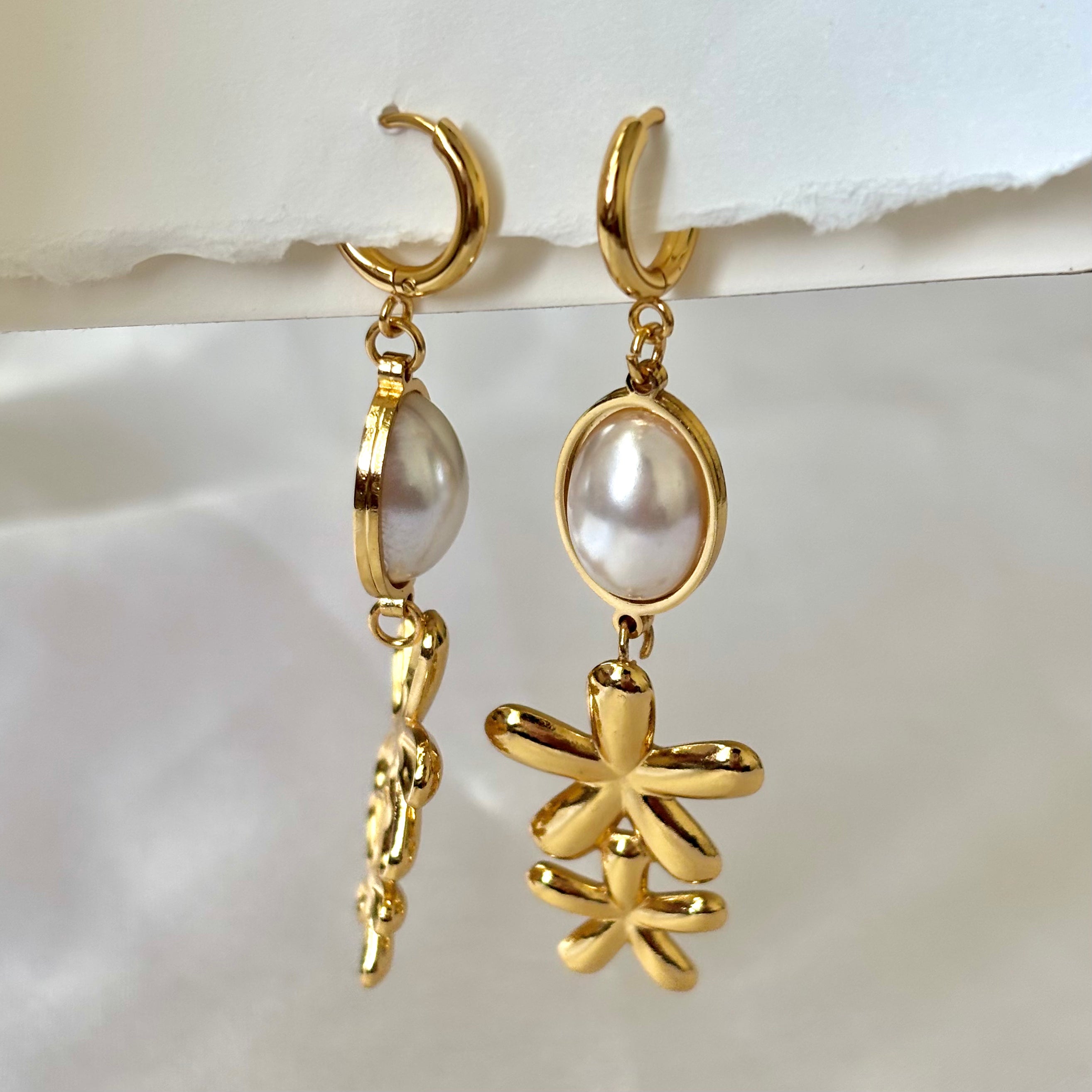 Dangling flowers earrings