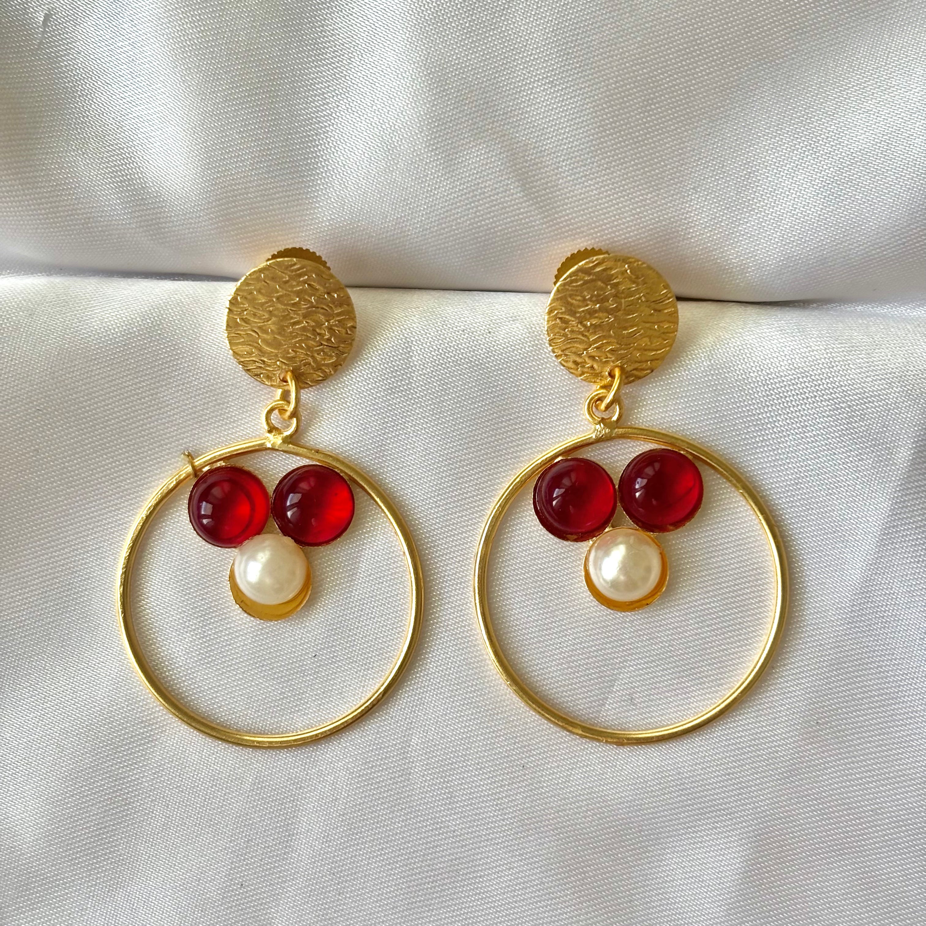Red white round brass earrings