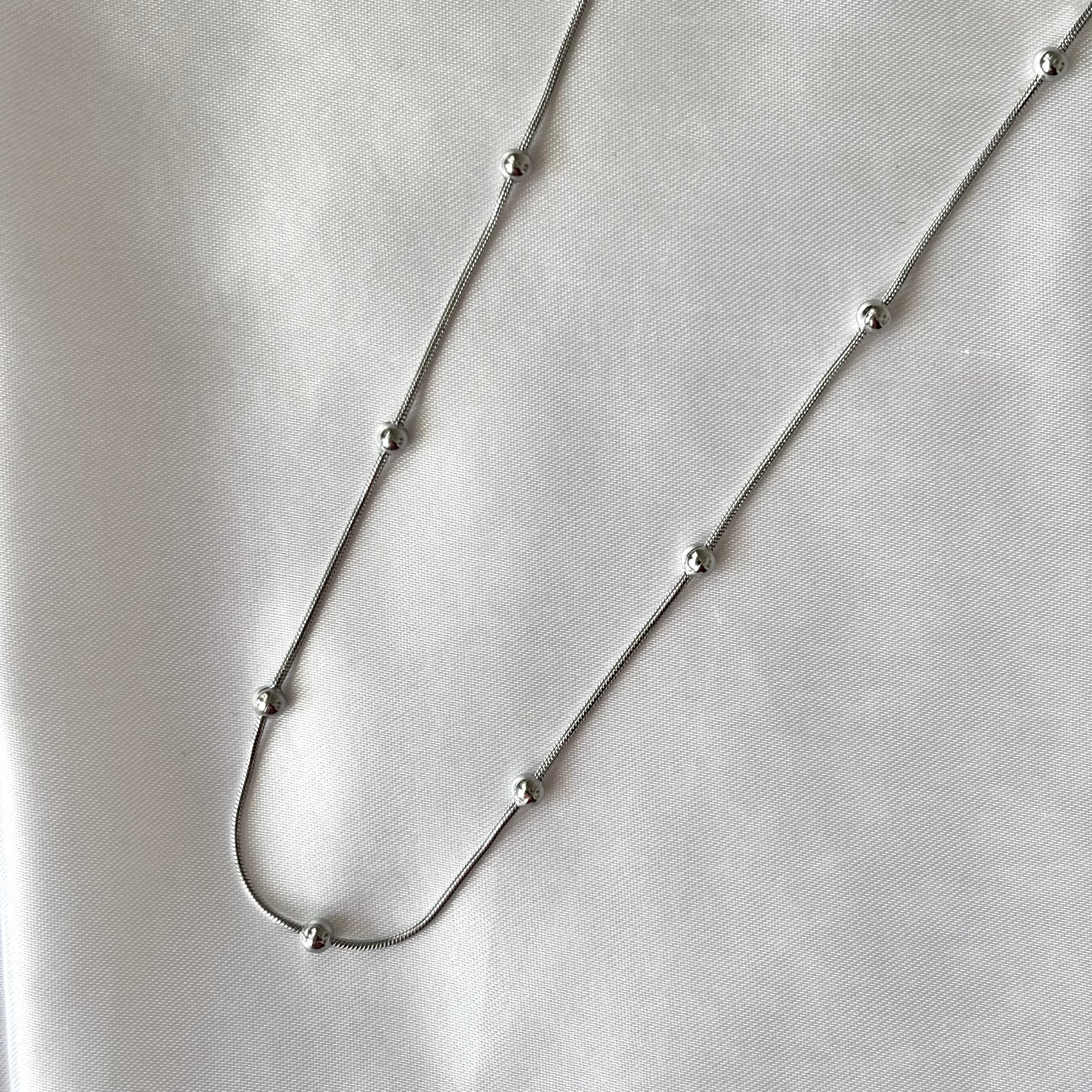 Silver pearls neckpiece